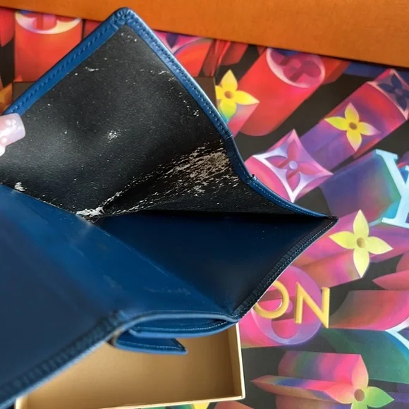Authentic Louis Vuitton epi wallet unisex - Picture 10 of 15